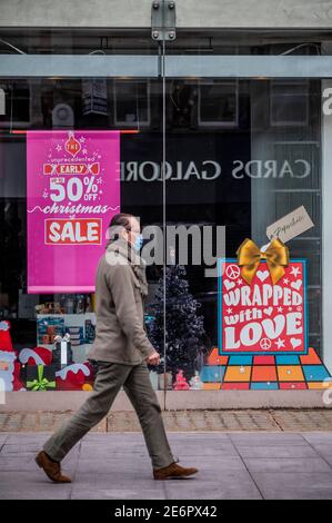 London, Großbritannien. Januar 2021. Wie viele andere ist die Papierjagd Shiut und Struggling - viele Einzelhandels- und Freizeiteinheiten haben seit Beginn der Pandemie geschlossen. Schwierige Zeiten für die Hauptstraße während der nationalen Lockdown 3. Die Anweisung der Regierung ist, dass alle zu Hause bleiben, um den Druck auf den NHS zu retten. Kredit: Guy Bell/Alamy Live Nachrichten Stockfoto