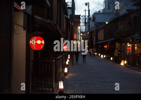 Laternen beleuchten die Außenbereiche der Restaurants im Gion-Viertel bei Dusk. Stockfoto