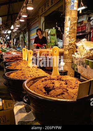 Traditioneller koreanischer Markt, der typische koreanische Lebensmittel, Gemüse und Gewürze verkauft - in diesem Bild verkauft dieser Händler Bohnenpasten Stockfoto