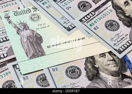 Konjunkturimpulse Schatzprüfung und 100-Dollar-Scheine. Konzept der Hilfe, Entlastung und Arbeitslosenversicherung Zahlung während Covid-19 coronavirus pa Stockfoto