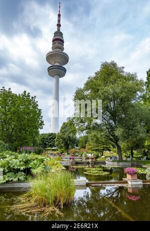 Planten un Blomen Park mit dem Heinrich-Hertz-Turm in der Ferne in Hamburg Stockfoto