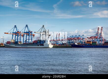 Blick über die Elbe vom Elbstrand auf die Schiffe und Kräne in Hamburg Docks, Deutschland Stockfoto