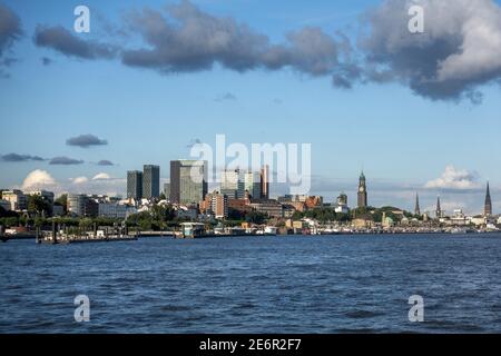 Blick von der Elbe aus auf das Stadtbild von Hamburg Fluss in Deutschland Stockfoto