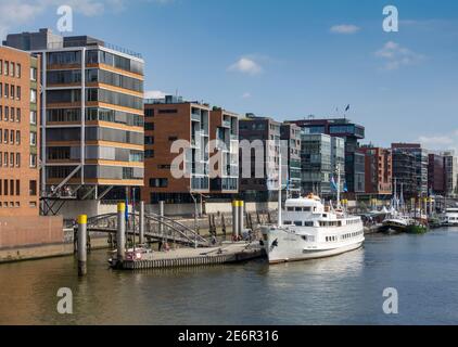 Moderne Büros und Wohnungen entlang der Elbe in der HafenCity, Hamburg Stockfoto