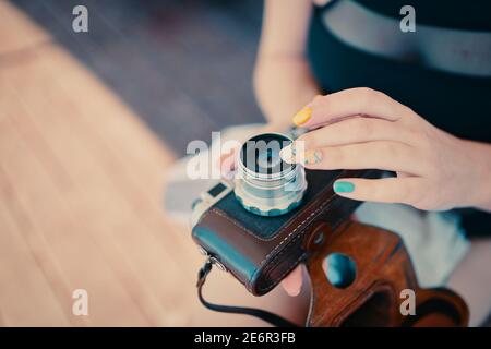 Vintage-Kamera in der Hand. Seltene Fotokamera für Urlaubsaufnahmen. Sommerurlaub am Meer. Stockfoto