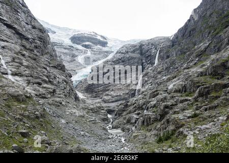 Wanderung zum Jostedalsbreen Gletscher im Jostedalsbreen Nationalpark In Norwegen Stockfoto