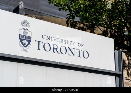 Toronto, Kanada - 12. September 2020: Nahaufnahme der Universität von Toronto Zeichen. Stockfoto