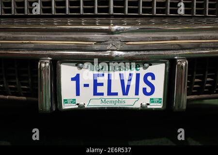 MOTALA, SCHWEDEN- 13. JANUAR 2021:einer der letzten Cadillacs von Elvis steht zum Verkauf. Das Auto, ein Fleetwood Brougham von 1975 Modell, ist jetzt auf dem Display im Motala Motor Museum. Stockfoto