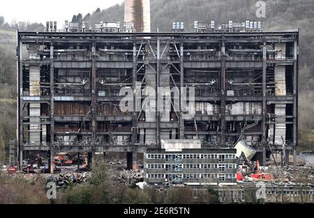 Abriss der riesigen Turbinenhalle im stillgelegten Buildwas Kraftwerk in der Nähe von Ironbridge in Shropshire Stockfoto