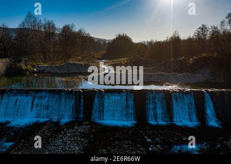 Abfluss auf einem kleinen künstlichen Damm, ländliche Herbstlandschaft, ruhiger See water,2020 Stockfoto