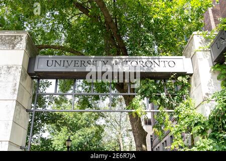 Toronto, Kanada - 12. September 2020: Nahaufnahme der Universität von Toronto Zeichen. Stockfoto