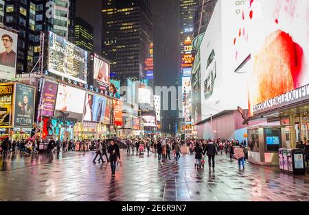 Überfüllter Times Square in Midtown Manhattan bei Nacht. Helle LED-Bildschirme und Plakatwände. Stadtfotografie. New York City, USA Stockfoto