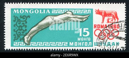 MONGOLEI - UM 1960: Briefmarke gedruckt von der Mongolei, zeigt Schwimmer bei den Olympischen Spielen in Roma, um 1960 Stockfoto