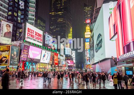 Überfüllter Times Square in Midtown Manhattan bei Nacht. Helle LED-Bildschirme und Plakatwände. Stadtfotografie. Manhattan, New York City, USA Stockfoto