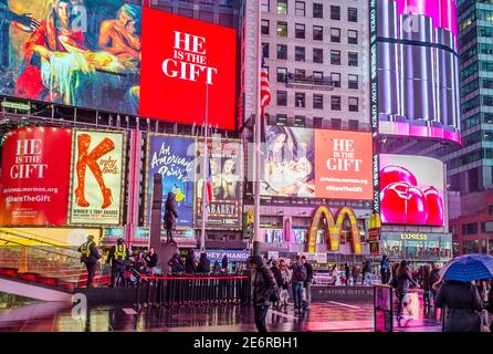Überfüllter Times Square in Midtown Manhattan bei Nacht. Helle LED-Bildschirme, Anzeigen und Reklametafeln. Stadtfotografie. New York City, USA Stockfoto