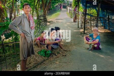 Gruppe von Menschen des mising Stamm entspannen nach der Arbeit im Dorf auf Majuli Insel, Assam, Indien. Stockfoto