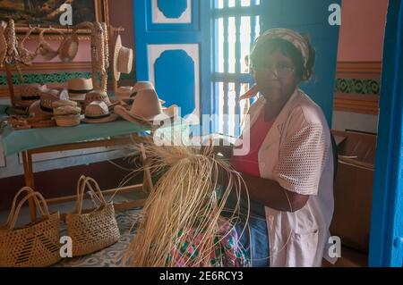 La Havana, Kuba. 04-15-2018. Lächelnde alte Frau, die eine handwerkliche Tätigkeit für den Verkauf in La Havana, Kuba, durchführt. Stockfoto