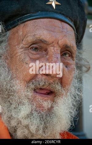 La Havana, Kuba. 04-15-2018. Porträt eines alten Mannes, der in La Havana, Kuba, auf der Straße bettelt. Stockfoto