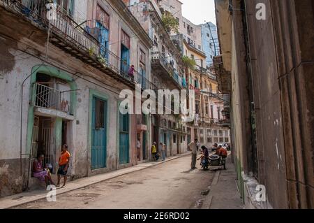 La Havana, Kuba. 04-15-2018. Panoramablick auf ein typisches Viertel in La Havana, Kuba. Stockfoto