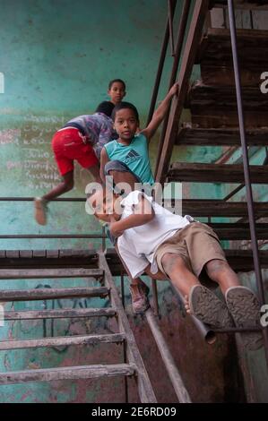 La Havana, Kuba. 04-15-2018. Kinder spielen auf der Treppe eines alten Gebäudes in La Havana, Kuba. Stockfoto