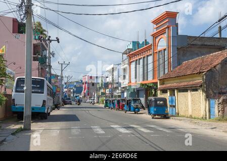 TRINCOMALEE, SRI LANKA - 11. FEBRUAR 2020: Sonniger Tag auf der Hauptstraße Stockfoto