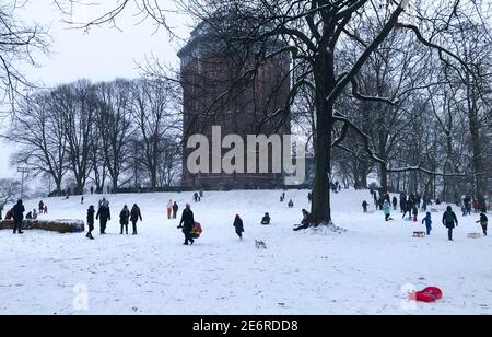 Hamburg, Deutschland. Januar 2021. Im Schanzenpark sind zahlreiche Menschen mit ihren Schlitten auf dem Vorplatz. Quelle: Benjamin Haller/dpa/Alamy Live News Stockfoto