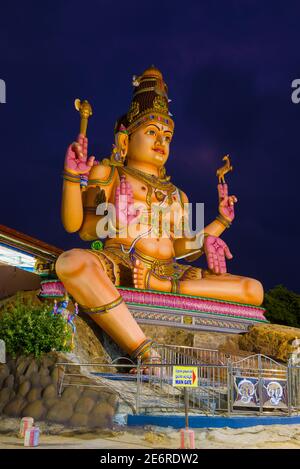 TRINCOMALEE, SRI LANKA - 11. FEBRUAR 2020: Riesige Statue von Shiva Nahaufnahme am späten Abend Stockfoto