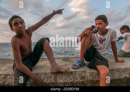 La Havana, Kuba. 04-15-2018. Zwei Kinder fischen im Malecon mit Meerblick in La Havana, Kuba. Stockfoto