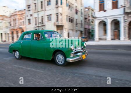 La Havana, Kuba. 04-15-2018. Altes amerikanisches Auto auf dem Malecon in La Havana, Kuba. Stockfoto