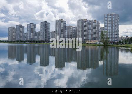 SANKT PETERSBURG, RUSSLAND - 12. JULI 2020: Blick auf die moderne Wohnanlage der Dimitrova Straße von den Kupchino Steinbrüchen an einem bewölkten Juli d Stockfoto