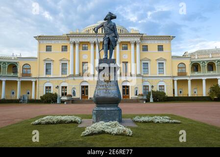 PAWLOWSK, RUSSLAND - 28. SEPTEMBER 2020: Denkmal des russischen Kaisers Paul I. vor dem Hintergrund des Pawlowsker Palastes am Septembermorgen Stockfoto