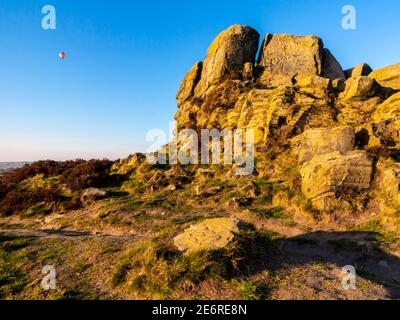 Asalover Rock oder Fabrick ein Stein und Aussichtspunkt in der Nähe Ashover im Peak District Derbyshire England mit heißen Luftballon am blauen Himmel Stockfoto