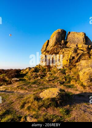 Asalover Rock oder Fabrick ein Stein und Aussichtspunkt in der Nähe Ashover im Peak District Derbyshire England mit heißen Luftballon am blauen Himmel Stockfoto