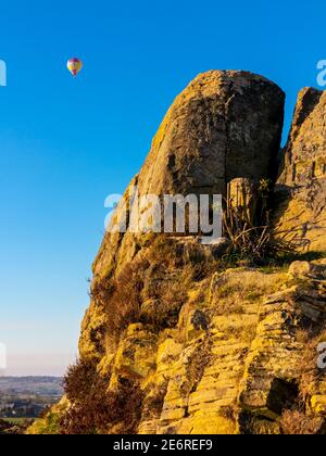 Asalover Rock oder Fabrick ein Stein und Aussichtspunkt in der Nähe Ashover im Peak District Derbyshire England mit heißen Luftballon am blauen Himmel Stockfoto