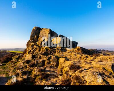 Ashover Rock oder Fabrick ein Gritstone-Boulder und Aussichtspunkt in der Nähe von Ashover im Peak District Derbyshire England UK Stockfoto