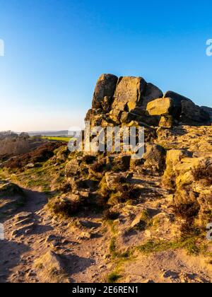 Ashover Rock oder Fabrick ein Gritstone-Boulder und Aussichtspunkt in der Nähe von Ashover im Peak District Derbyshire England UK Stockfoto