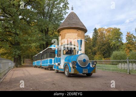 PAWLOWSK, RUSSLAND - 28. SEPTEMBER 2020: Touristendampflokomotive vor dem Hintergrund des Peel Turms am Septembertag. Pawlowsk Palace Park Stockfoto