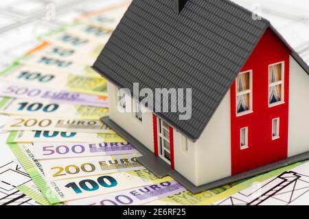 Modellhaus mit vielen Euro-Banknoten-Bundles Stockfoto