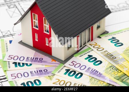 Modellhaus mit vielen Euro-Banknoten-Bundles Stockfoto