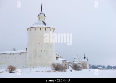 Blick auf den Belozerskaya-Turm des Kirillo-Belozersky-Klosters an einem bewölkten Januartag. Kirillov. Wologda Region, Russland Stockfoto