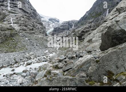 Wandern entlang eines kleinen Baches am Fuße des Jostedalsbreen Gletscher im Jostedalsbreen Nationalpark in Norwegen Stockfoto