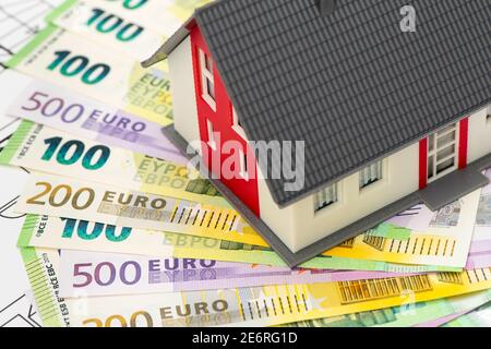 Modellhaus mit vielen Euro-Banknoten-Bundles Stockfoto