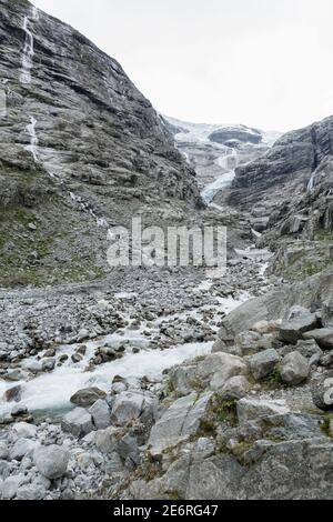 Wandern entlang eines kleinen Baches am Fuße des Jostedalsbreen Gletscher im Jostedalsbreen Nationalpark in Norwegen Stockfoto