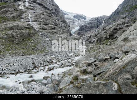 Wandern entlang eines kleinen Baches am Fuße des Jostedalsbreen Gletscher im Jostedalsbreen Nationalpark in Norwegen Stockfoto