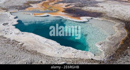 Heiße Quellen sind die häufigsten hydrothermalen Eigenschaften im Yellowstone. Sie variieren von schäumenden Mokka-wie kochendes Wasser bis hin zu klaren und ruhigen Pools. Stockfoto