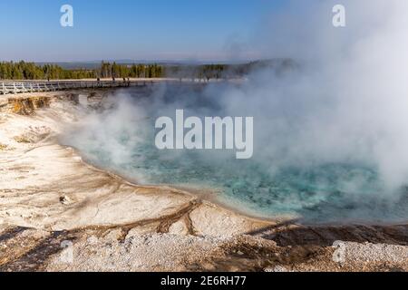 Heiße Quellen sind die häufigsten hydrothermalen Eigenschaften im Yellowstone. Sie variieren von schäumenden Mokka-wie kochendes Wasser bis hin zu klaren und ruhigen Pools. Stockfoto