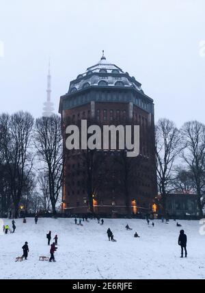 Hamburg, Deutschland. Januar 2021. Im Schanzenpark sind zahlreiche Menschen mit ihren Schlitten auf dem Vorplatz. Quelle: Benjamin Haller/dpa/Alamy Live News Stockfoto