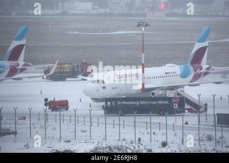 Hamburg, Deutschland. Januar 2021. Die Flugzeuge der Airline Eurowings stehen am Hamburger Flughafen bei starkem Schnee. Kredit: Bodo Marks/dpa/Alamy Live Nachrichten Stockfoto