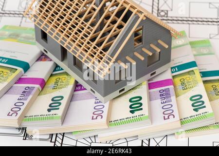 Modellhaus mit vielen Euro-Banknoten-Bundles Stockfoto