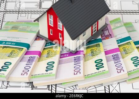 Modellhaus mit vielen Euro-Banknoten-Bundles Stockfoto